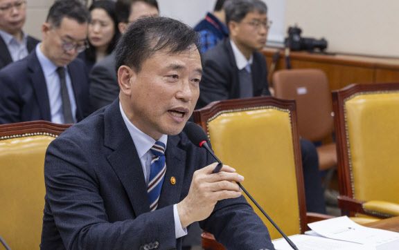 김종철 방송미디어통신위원장이 과천시 정부과천청사 내 방미통위에서 열린 취임식에서 취임사하고 있다. [사진=연합뉴스]