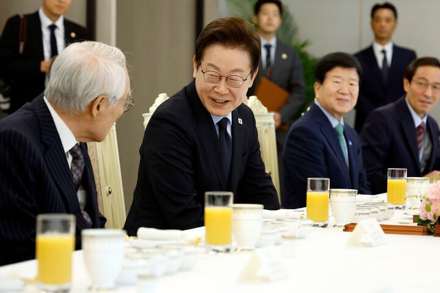 이재명 대통령이 지난해 8월 21일 용산 대통령실에서 열린 더불어민주당 상임고문단과 오찬 간담회에서 임채정 전 국회의장과 인사하고 있다. [사진=연합뉴스]