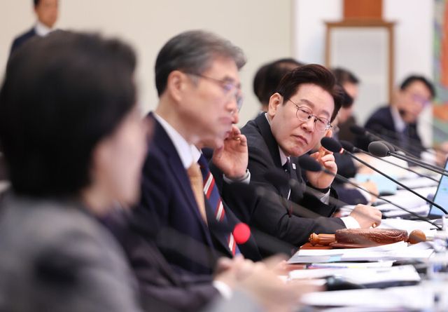 이재명 대통령이 24일 청와대에서 열린 국무회의에서 원민경 성평등가족부 장관의 발언을 듣고 있다. [사진=연합뉴스]