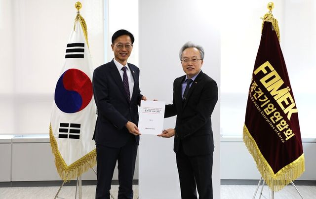 김용선 지식재산처장에게 '지식재산 기반 성장사다리 강화를 위한 중견기업 정책 건의'를 전달하는 최진식 한국중견기업연합회 회장(오른쪽). [사진=한국중견기업연합회]