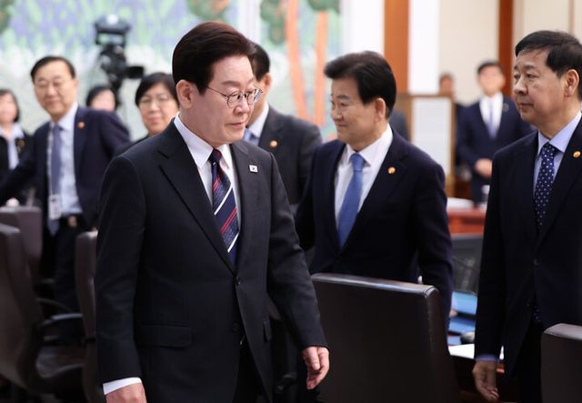 이재명 대통령이 24일 청와대에서 국무회의에 입장하고 있다. [사진=연합뉴스]