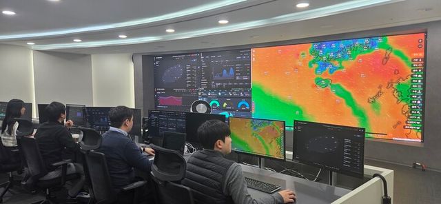 LS일렉트릭 관계자들이 안양 R&D센터에 위치한 관제센터에서 재생에너지 발전량 예측 결과를 확인하고 있다. [사진=LS일렉트릭]