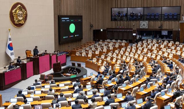 25일 국회에서 열린 2월 임시국회 8차&nbsp;본회의에서 3차 상법 개정안이 통과되고 있다. [사진=연합뉴스]
