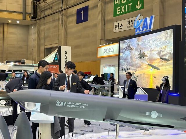 KAI 부스 방문객이 전시 품목에 대한 설명을 듣고 있다. [사진=KAI]