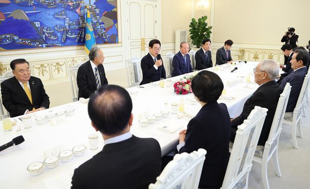 이재명 대통령이 25일 청와대에서 열린 더불어민주당 상임고문단 오찬 간담회에서 발언하고 있다. [사진=연합뉴스]