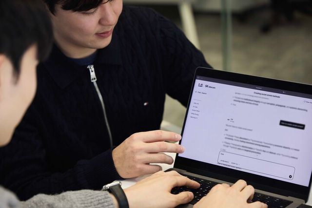 SK텔레콤은 자체 개발한 인공지능(AI) 모델 ‘A.X K1(에이닷엑스 케이원)’의 안전성과 신뢰성을 검증하기 위해, 세계 최대 모바일 박람회 'MWC26(Mobile World Congress 2026)' 기간 중 진행되는 ‘글로벌 AI 레드팀 챌린지’에 참여한다고 밝혔다. [사진=SK텔레콤]&nbsp;