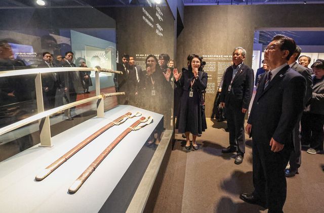 이재명 대통령과 김혜경 여사가 26일 서울 용산구 국립중앙박물관에서 열린 특별전 '우리들의 이순신'에서 이순신 장군의 장검을 관람하고 있다. [사진=연합뉴스]