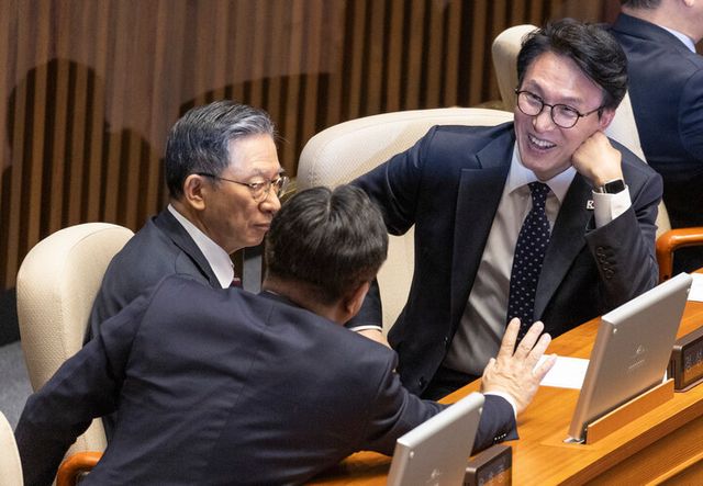 김민석 국무총리가 26일 국회에서 열린 2월 임시국회 8차 본회의에 참석해 정성호 법무부 장관, 윤호중 행정안전부 장관과 대화하고 있다.[사진=연합뉴스]