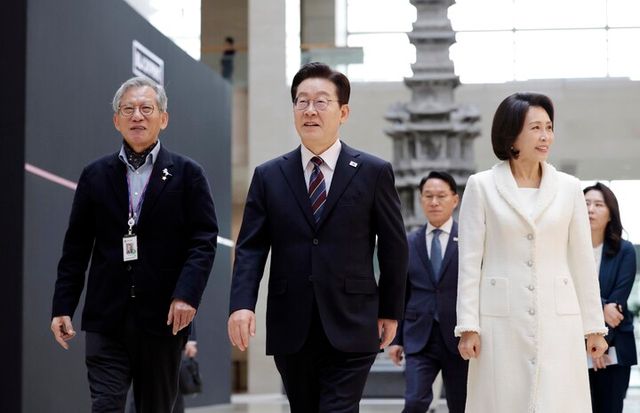 이재명 대통령과 김혜경 여사가 26일 서울 용산구 국립중앙박물관에서 열린 특별전 '우리들의 이순신'을 관람하기 위해 전시장으로 이동하고 있다. (왼쪽) 유홍준 국립중앙박물관장. [사진=연합뉴스]