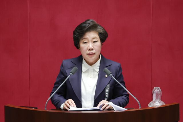 국민의힘 조배숙 의원이 25일 국회에서 열린 2월 임시국회 본회의에 '법왜곡죄'를 포함한 형법 일부개정법률안(대안)에 대해 무제한 토론을 하고 있다.[사진=연합뉴스]