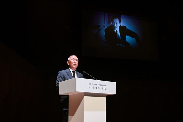아산 정주영 서거 25주기 추모 음악회 '이어지는 울림에서' 추모사를 하고 있는 정의선 현대자동차그룹 회장. [사진=현대자동차그룹]