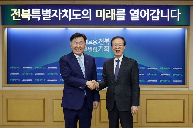 이석연 대통령 직속 국민통합위원장이 26일 전북특별자치도청에서 김관영 전북특별자치도지사와 악수하며 기념촬영을 하고 있다. [사진=국민통합위원회]