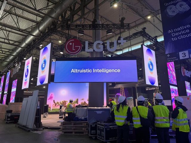 MWC26이 열리는 스페인 바르셀로나의 ‘피라 그란 비아(Fira Gran Via)’에서 LG유플러스 직원들이 전시관 완성을 위해 작업에 집중하는 모습. [사진=