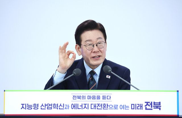 이재명 대통령이 27일 전북 전주시 전북대학교에서 열린 '전북의 마음을 듣다' 타운홀미팅 간담회에서 발언하고 있다. 이 대통령은 "새만금 개발 사업을 삼십 몇년 째 하고 있다. 부지하세월"이라고 하면서 손가락으로 돈을 의미하는 제스춰를 취하고 있다. [사진=연합뉴스]