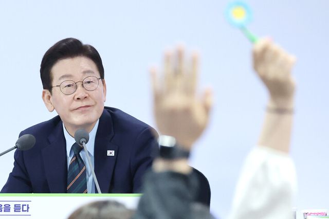 이재명 대통령이 27일 전북 전주시 전북대학교에서 열린 '전북의 마음을 듣다' 타운홀미팅 간담회에서 참석자들의 발언권 요청을 받고 있다. [사진=연합뉴스]