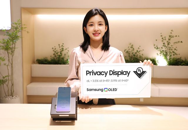 삼성디스플레이 직원이 패널 일체형 사생활 보호 기술인 '플렉스 매직 픽셀'을 소개하고 있다. [사진=삼성디스플레이]