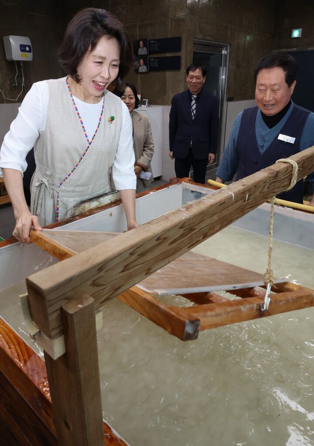 김혜경 여사가 27일 전북 전주천년한지관에서 한지 뜨기 체험을 하고 있다. [사진=연합뉴스]