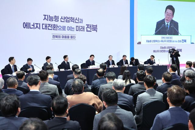 이재명 대통령이 27일 전북 전주시 전북대학교에서 열린 '전북의 마음을 듣다' 타운홀미팅 간담회에서 발언하고 있다. [사진=연합뉴스]