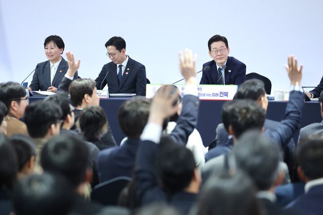 27일 전북 전주시 전북대학교에서 이재명 대통령이 참석한 가운데 열린 '전북의 마음을 듣다' 타운홀미팅 간담회에서 참석자들이 손을 들며 발언권을 요청하고 있다. [사진=연합뉴스]