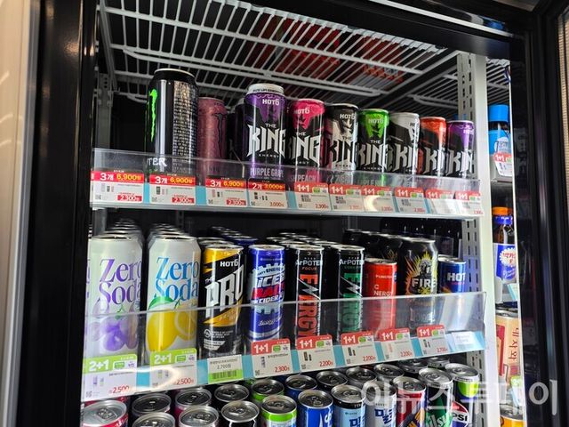 편의점에 고카페인 음료가 진열되어 있다. [사진=한정용 기자]
