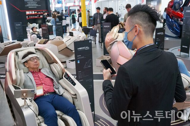서울 강남구 코엑스에서 열린 ‘제40회 국제의료기기·병원설비전시회’에 마련된 바디프랜드 부스에서 한 방문객이 전시된 안마의자를 살펴보고 있다. [사진=이뉴스투데이DB]