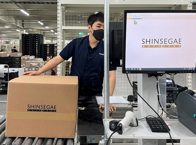 물류센터 직원이 자동화 공정으로 역직구 상품 배송을 준비하고 있다. [사진=신세계면세점]