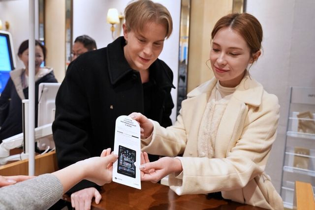 롯데 투어리스트 멤버십 카드를 발급 받는 외국인 고객. [사진=롯데백화점]