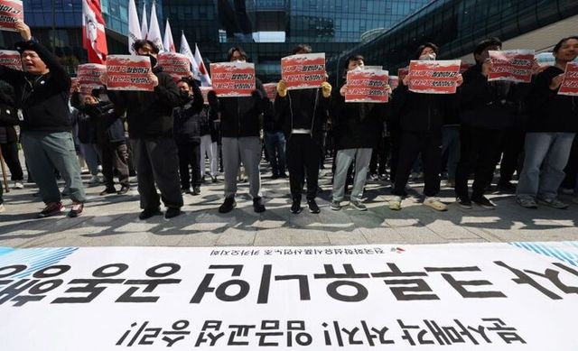 전국화학섬유식품산업노동조합 카카오지회(크루유니언)가 19일 경기도 성남시 카카오 판교아지트 앞에서 포털 서비스 '다음'을 운영하는 콘텐츠 CIC(사내독립기업)의 분사에 반대하는 집회를 하고 있다. [사진=연합뉴스]