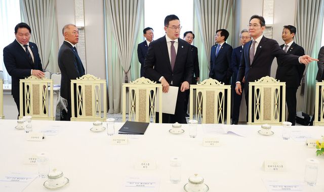 지난해 6월 13일 서울 용산 대통령실에서 이재명 대통령 주재로 열린 6경제단체·기업인 간담회에서 기업 총수들이 자리로 향하고 있다. (앞줄 왼쪽부터) 최태원 SK그룹 회장 겸 대한상공회의소 회장, 정의선 현대차그룹 회장, 구광모 LG그룹 회장, 이재용 삼성전자 회장. [사진=연합뉴스]