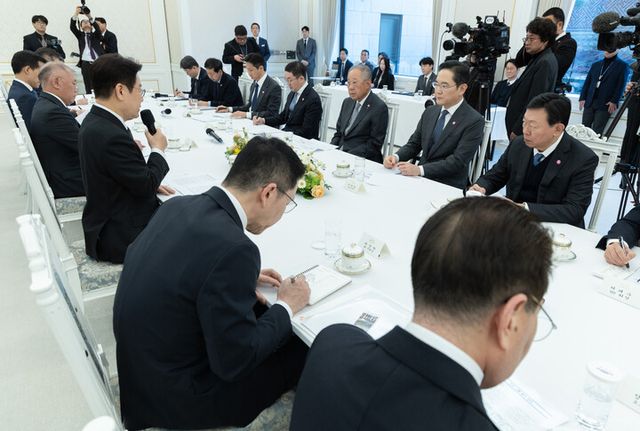 이재명 대통령이 4일 청와대에서 열린 '청년 일자리와 지방투자 확대를 위한 기업간담회'에서 발언하고 있다. [사진=연합뉴스]