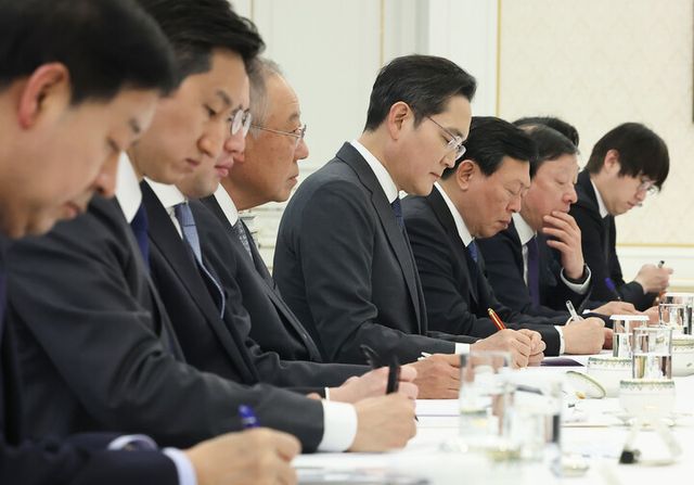 4일 청와대에서 열린 '청년 일자리와 지방투자 확대를 위한 기업간담회'에서 참석 기업총수들이 이재명 대통령 발언을 메모하고 있다.왼쪽부터 구윤철 부총리 겸 재정부 장관, 정기선 HD현대 회장, 구광모 LG그룹 회장, 류진 한국경제인협회장, 이재용 삼성전자 회장, 신동빈 롯데그룹 회장, 허태수 GS그룹 회장, 하정우 AI미래기획수석.&nbsp; [사진=연합뉴스]