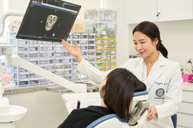 홍성옥 강동경희대학교병원 구강악안면외과 교수가&nbsp;진료를 보고있다. [사진=강동경희대학교병원]