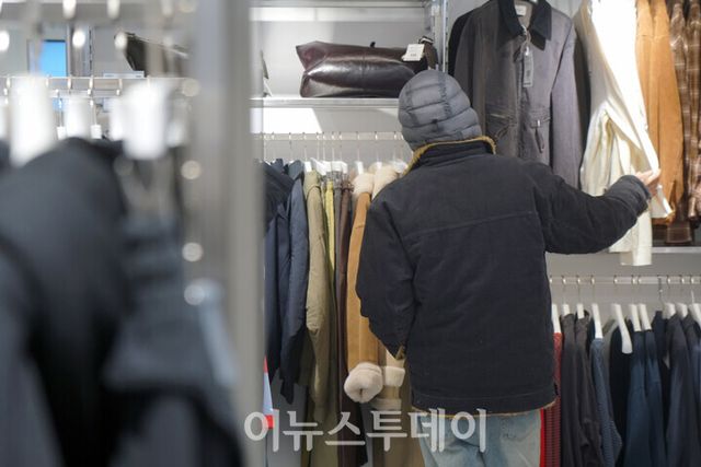 서울 중구 ‘무신사 스토어 명동’에서 방문객들이 쇼핑을 즐기고 있다. [사진=이뉴스투데이DB]