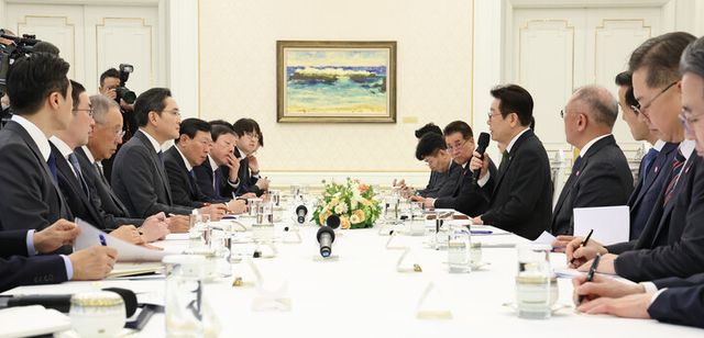 이재명 대통령이 4일 청와대에서 열린 '청년 일자리와 지방투자 확대를 위한 기업간담회'에서 발언하고 있다. [사진=연합뉴스]