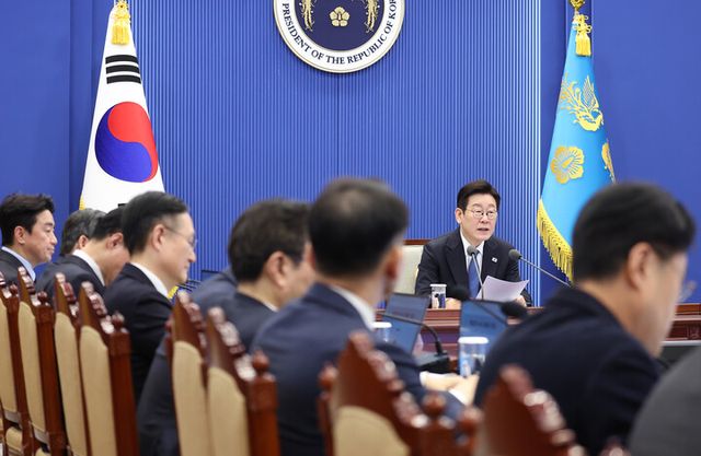 이재명 대통령이 5일 청와대 여민관에서 열린 수석보좌관회의에서 발언하고 있다. [사진=연합뉴스]