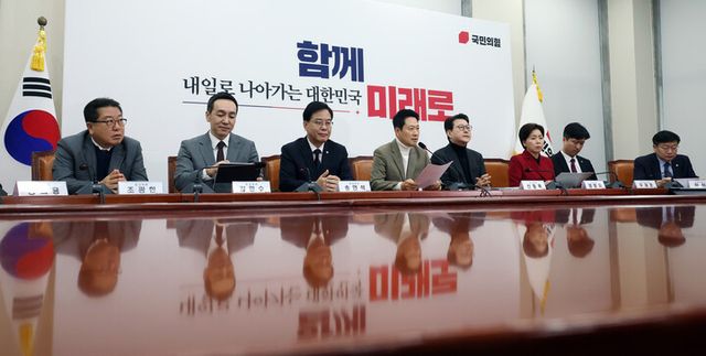 국민의힘 장동혁 대표(왼쪽에서 네 번째)가 5일 국회에서 열린 최고위원회의에서 모두발언을 하고 있다.[사진-=연합뉴스]