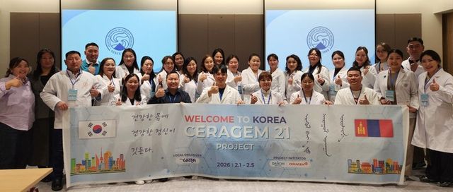 ‘자생한방병원 한의 치료법 설명회’에 참여한 몽골 의료진들과 관계자들이 기념촬영을 하고 있다. [사진=자생한방병원]