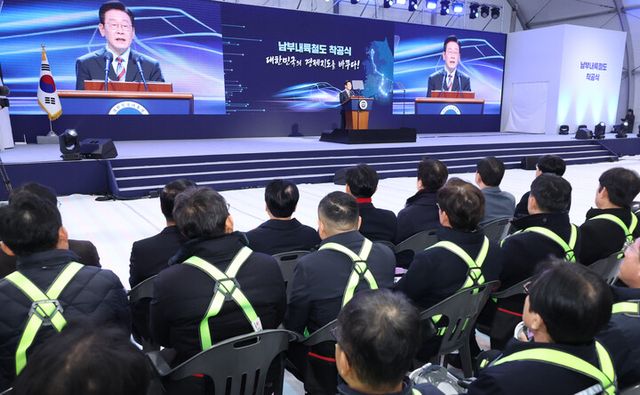 이재명 대통령이 6일 경남 거제시 견내량 인근에서 열린 남부내륙철도 착공식에서 기념사를 하고 있다. [사진=연합뉴스]