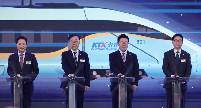 이재명 대통령이 6일 경남 거제시 견내량 인근에서 열린 남부내륙철도 착공식에서 기념 세레머니를 하고 있다.왼쪽부터 박완수 경남도지사, 김윤덕 국토교통부 장관, 이재명 대통령, 김경수 지방시대위원장