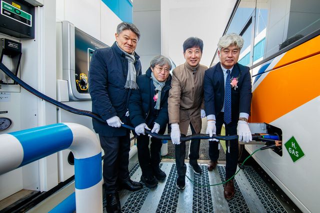 지난 1월 29일 열린 ‘인천공항 수소교통 복합기지 준공식’에서 인천국제공항공사 배영민 인프라본부장(사진 왼쪽에서 두 번째)이 주요 내빈들과 수소버스 충전 시연식을 진행하고 있다.[사진=인천공항공사]