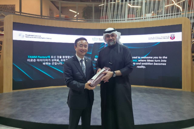 임문영 국가AI전략위원회 부위원장(왼쪽)이 UAE 아부다비 탬팩토리에서 아흐메드 타밈 알 쿠탑 아부다비 정부역량강화부 의장과 사진촬영하고 있다. [사진=