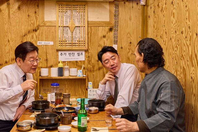 이재명 대통령이 9일 서울 종로구 통인시장 한식당에서 강훈식 대통령비서실장과 저녁 식사를 하며 식당 주인과 대화하고 있다. [사진=청와대]