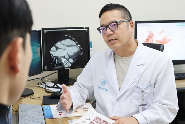 김준범 서울아산병원 심장혈관흉부외과 교수가 승모판 성형술을 받은 류마티스 심장질환 환자를 진료하고 있다. [사진=서울아산병원]