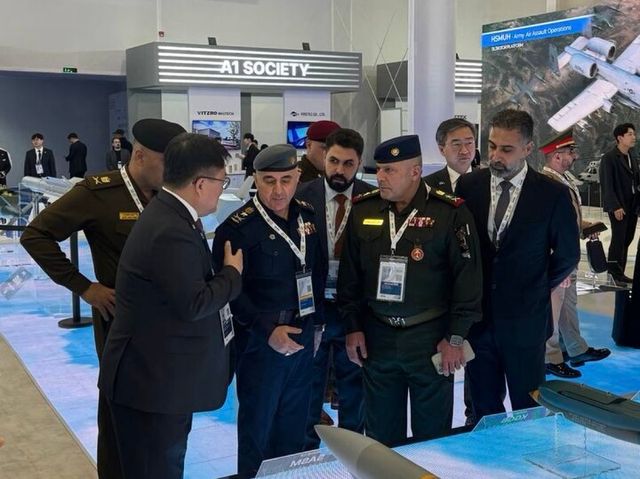 KAI 수출마케팅부문 조우래 전무에게 설명을 듣고 있는 이라크 국방차관. [사진=KAI]