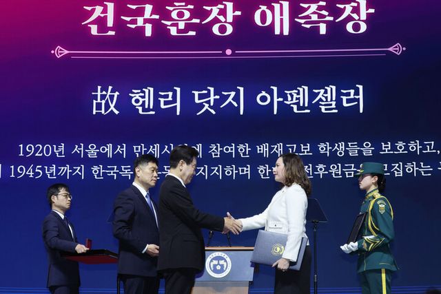 이재명 대통령이 1일 서울 강남구 코엑스에서 열린 제107주년 3·1절 기념식에서 고 헨리 닷지 아펜젤러의 유족인 증손녀 로라 아펜젤러 스가릴리아 씨에게 건국훈장 애족장을 수여하고 있다. [사진=연합뉴스]