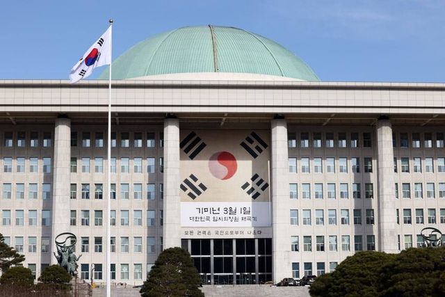 1일 여의도 국회의사당 외벽에 '임시의정원 태극기'가 게시돼 있다. [사진=우원식 국회의장 페이스북]