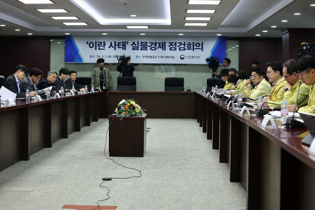 문신학 산업통상부 차관이 1일 서울 한국무역보험공사에서 열린 ‘이란 사태’ 실물경제 점검회의에서 발언하고 있다. [사진=연합뉴스]