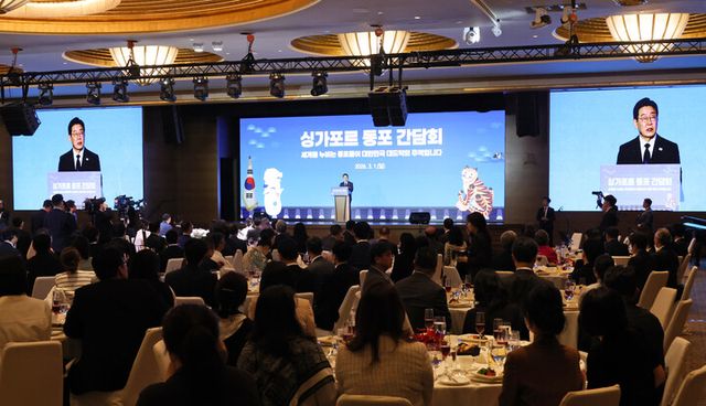 이재명 대통령이 1일 싱가포르 한 호텔에서 열린 동포 만찬간담회에서 인사말을 하고 있다. [사진=연합뉴스]