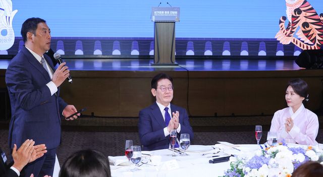 이재명 대통령과 김혜경 여사가 1일 싱가포르 한 호텔에서 열린 동포 만찬간담회에서 박재용 싱가포르 한인회장의 환영사에 박수를 치고 있다. [사진=연합뉴스]