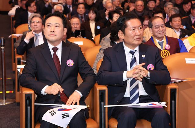 더불어민주당 정청래 대표(오른쪽)와 국민의힘 장동혁 대표가 1일 서울 강남구 코엑스에서 열린 제107주년 3·1절 기념식에 참석하고 있다. [사진=연합뉴스]